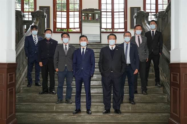 新竹市长林智坚（前左）在年前突然宣布人事异动，为他上任以来最大幅度人事调动。（新竹市府提供／邱立雅竹市传真）