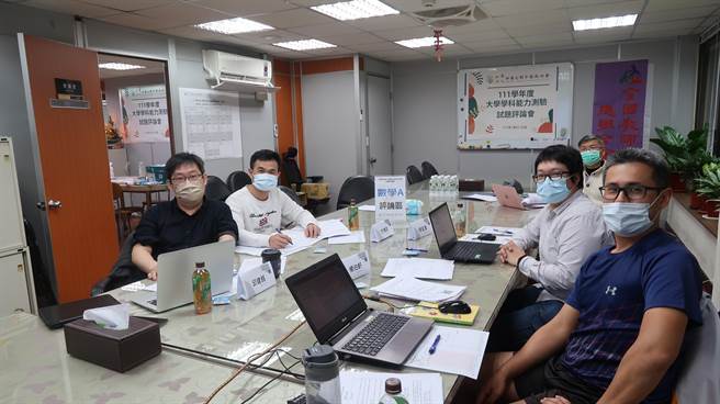 全國教師會教師群解析學測數學A題目。（全教會提供／林志成台北傳真）