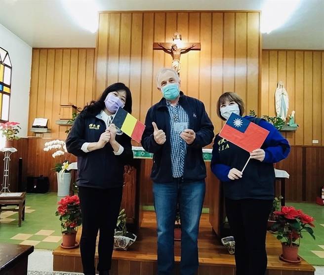 丁立偉神父（中）在新竹縣尖石鄉奉獻30餘年，21日獲得具有特殊奉獻的永久居留證「梅花卡」。（移民署新竹縣服務站提供／莊旻靜新竹傳真）