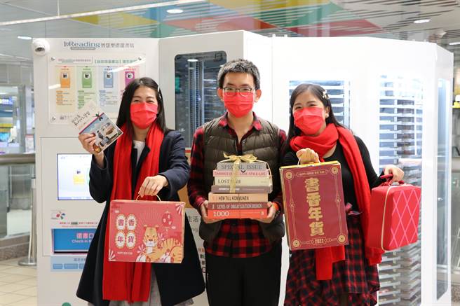 新北市立图书馆在捷运环状线板桥站新增「IReading智慧型借还书站」。（新北市立图书馆提供）