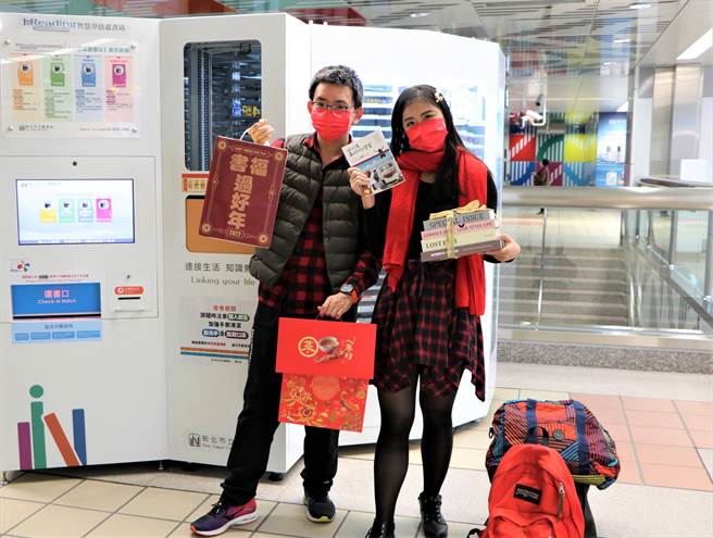 新北市立图书馆在捷运环状线板桥站新增「IReading智慧型借还书站」。（新北市立图书馆提供）