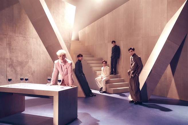 五堅情在〈Be A Liar〉MV中，身穿西裝化身特務。（原音兄弟提供）