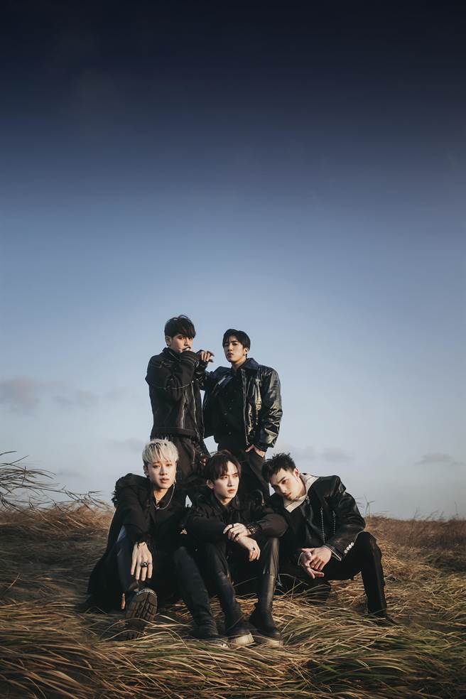 五堅情在〈Be A Liar〉MV中，身穿西裝化身特務。（原音兄弟提供）