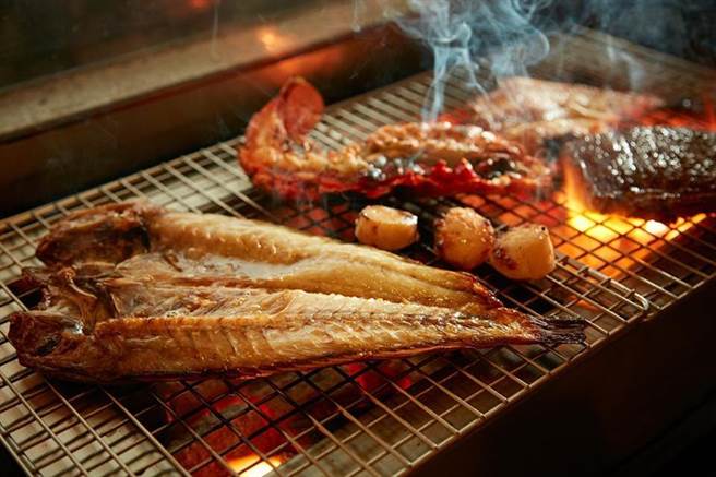 （乾杯集团首次将烧烤服务结合进锅物店，打造烧烤高台，提供MBS7-9+级澳洲和牛肋眼牛排、严选龙虾、干贝、中卷、一夜干5道烧烤料理。图／乾杯集团提供）