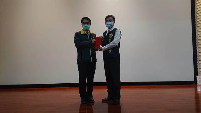 南市长黄伟哲（左）致赠春节加菜金给警方，由台南市刑大队长林宏升代表接受。 （程炳璋摄）