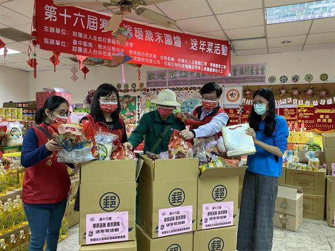 一份朴实的年菜，满载着用心与爱心的幸福滋味，陪独居长辈暖心过年。（卢金足摄）