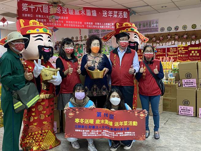 全成基金会号召社会各界为独居老人和长照家庭提供年菜与民生物资，共计250份共度温馨佳节。（卢金足摄）