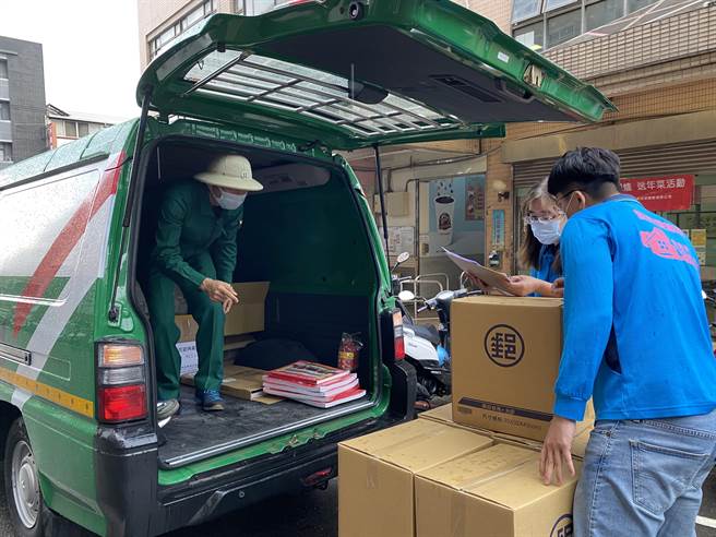 台中邮局年节前携手财团法人全成社会福利基金会举办「寒冬送暖－邮差送年菜」关怀独居长者活动。（卢金足摄）