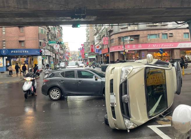 35歲蔡姓女子今（21日）中午12時許，駕車行經新北市三重區新北大道一段，與39歲賴姓男子駕駛的汽車發生擦撞。（翻攝畫面）