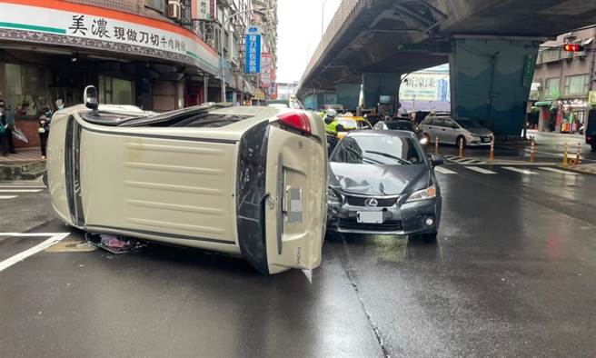 35歲蔡姓女子今（21日）中午12時許，駕車行經新北市三重區新北大道一段，與39歲賴姓男子駕駛的汽車發生擦撞。（翻攝畫面）