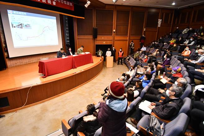 彰化县政府办理「彰化县大眾捷运系统鹿港线可行性研究」，21日举办地方说明会。 （吴敏菁摄）