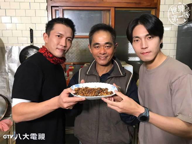 唐振剛（左二）、黃尚禾（右二）找尋頂級天饌滋味、人稱「半天筍」的檳榔心。（八大提供）