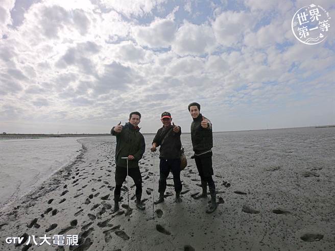 唐振剛（右）、黃尚禾（左）抵達捕抓土龍的潮間帶，異口同聲比喻潮間帶「會吃人」。（八大提供）