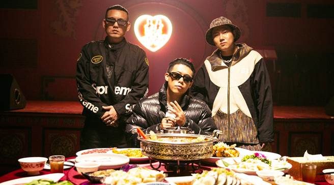 玖壹壹推出新歌〈啪哩啪哩〉，左起春風、健志、洋蔥。（混血兒娛樂提供）