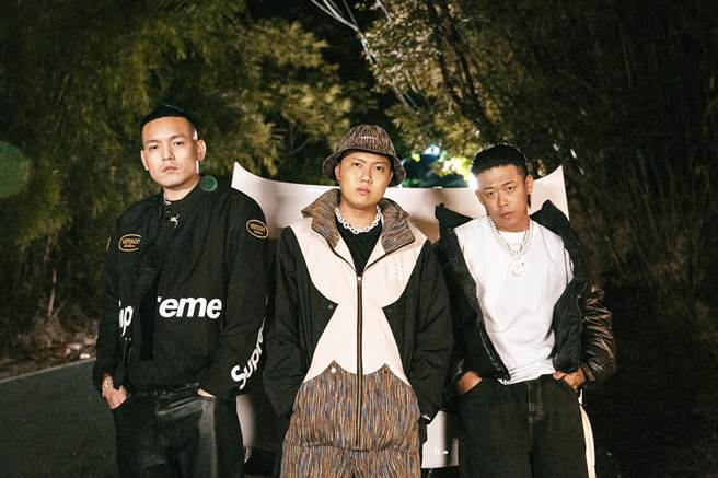 玖壹壹推出新歌〈啪哩啪哩〉，左起春風、洋蔥、健志。（混血兒娛樂提供）