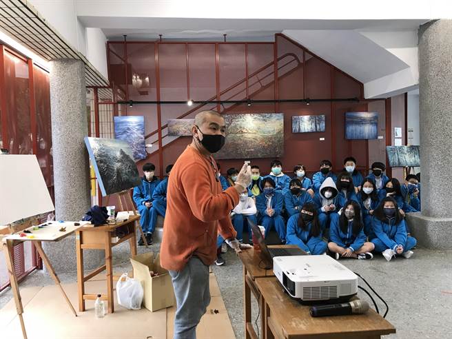 Eston透過畫作說起自己成為藝術家的奮鬥歷程。（教育局提供）