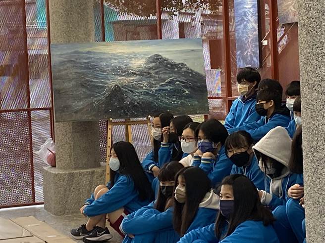 新北市深坑國中活化校園空間，拉上活動式的紅門，穿堂即變身為美術館。（教育局提供）