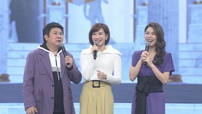 林佳儀（中）開心上胡瓜、白家綺主持的競技歌唱節目《台灣那麼旺》。（民視提供） 