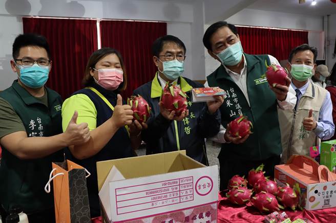 台南市農業局21日在民治市政中心南瀛堂辦理「新春農特產伴手禮推薦會及展售活動」，民眾廠商也可上農業局網站(https：／／agron.tainan.gov.tw)選購58家農會、漁會、社區及優質業者產品。（劉秀芬攝）