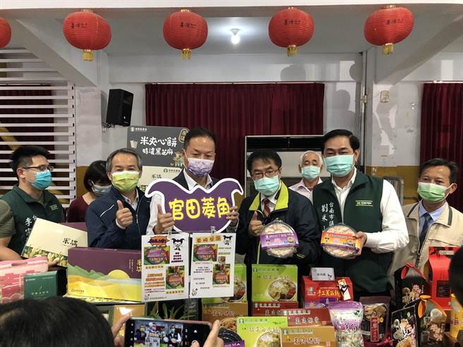 台南市農業局21日在民治市政中心南瀛堂辦理「新春農特產伴手禮推薦會及展售活動」，民眾廠商也可上農業局網站(https：／／agron.tainan.gov.tw)選購58家農會、漁會、社區及優質業者產品。（劉秀芬攝）