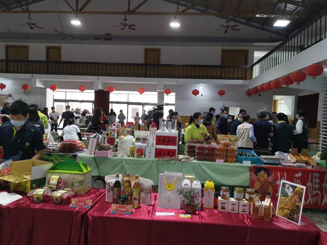 台南市農業局21日在民治市政中心南瀛堂辦理「新春農特產伴手禮推薦會及展售活動」，民眾廠商也可上農業局網站(https：／／agron.tainan.gov.tw)選購58家農會、漁會、社區及優質業者產品。（劉秀芬攝）
