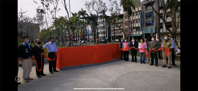 屏东县长潘孟安今出席「提升道路品质建设计画」剪彩仪式时，当眾对民进党立委庄瑞雄、锺佳滨的助理发飘，「连出力都没有，只是来这里想拍照的，不用啦！」（读者提供）