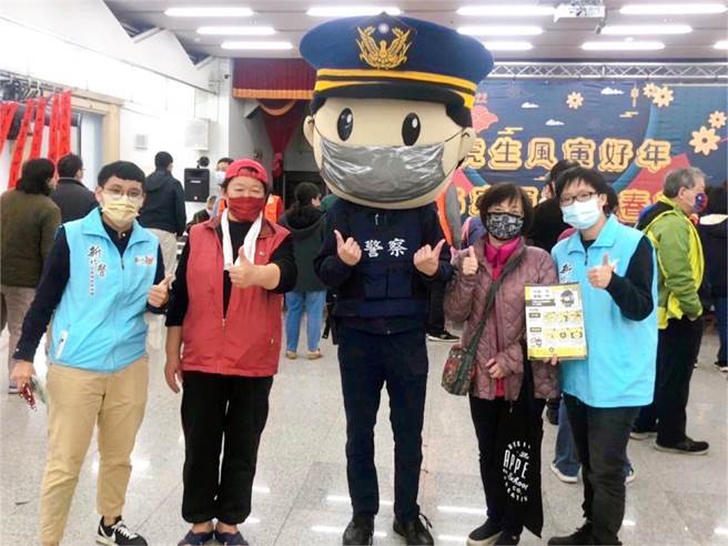 新庄警分局侦查队为加强民眾年节期间防范犯罪观念，特别到场设摊，民眾只要参加机智小问答，就能获得精美礼品。（新庄警分局提供）