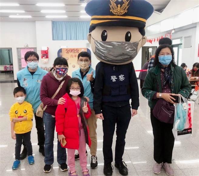新庄警分局侦查队为加强民眾年节期间防范犯罪观念，特别到场设摊，民眾只要参加机智小问答，就能获得精美礼品。（新庄警分局提供）