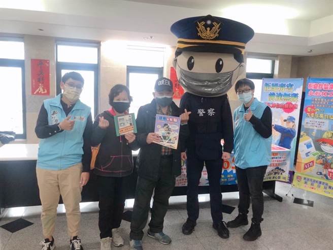 新庄警分局侦查队为加强民眾年节期间防范犯罪观念，特别到场设摊，民眾只要参加机智小问答，就能获得精美礼品。（新庄警分局提供）