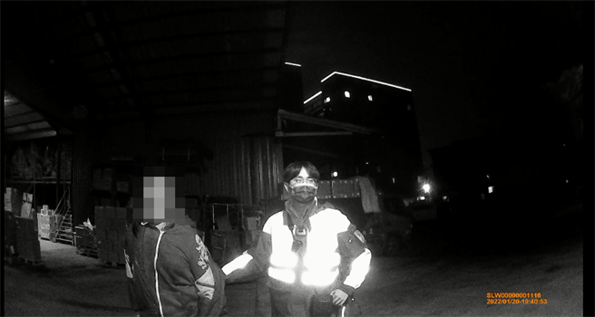 警方将酒后破坏邻居车辆的庄男逮捕。（警方提供）