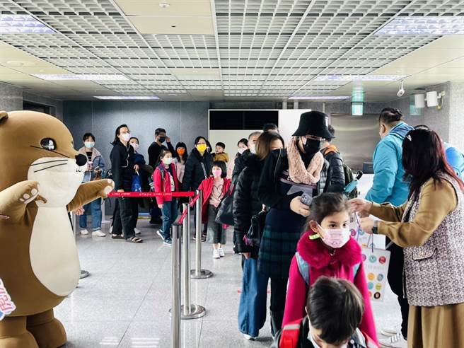 虎航「虎虎生風」彩繪機，今天中午從松山機場搭載141名旅客穿越台灣海峽，降落距離330公里的金門機場。（金門縣府觀光處提供）