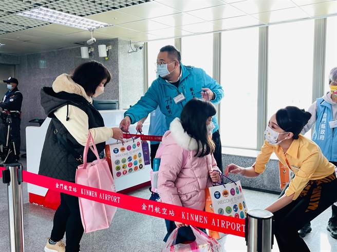 金門縣府觀光處和台灣虎航致贈旅客首航禮物，祝福大家「虎年行大運」。（金門縣府觀光處提供）