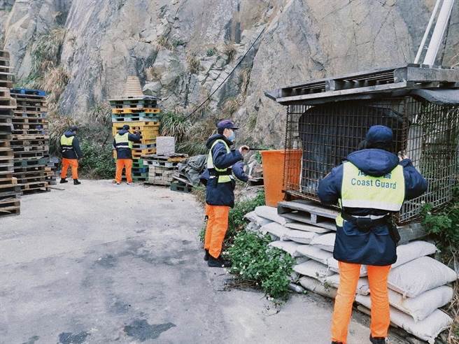 海巡署金马澎分署今（21）日统合辖区金门、马祖及澎湖等三个离岛岸海执法单位，同步展开岸、海扩大威力扫荡勤务。（海巡署金马澎分署提供）