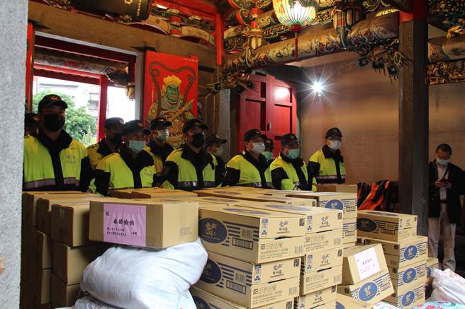 農曆春節將屆，新北市淡水警分局關懷轄內獨居老人及中低收入戶等弱勢家庭。（淡水警分局提供）