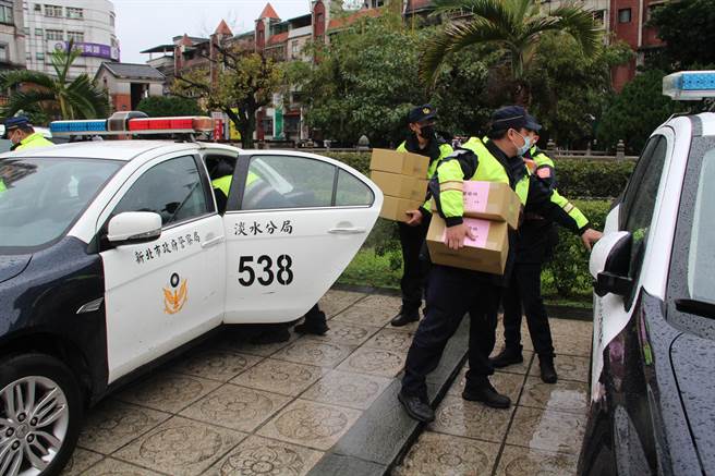 農曆春節將屆，新北市淡水警分局關懷轄內獨居老人及中低收入戶等弱勢家庭。（淡水警分局提供）