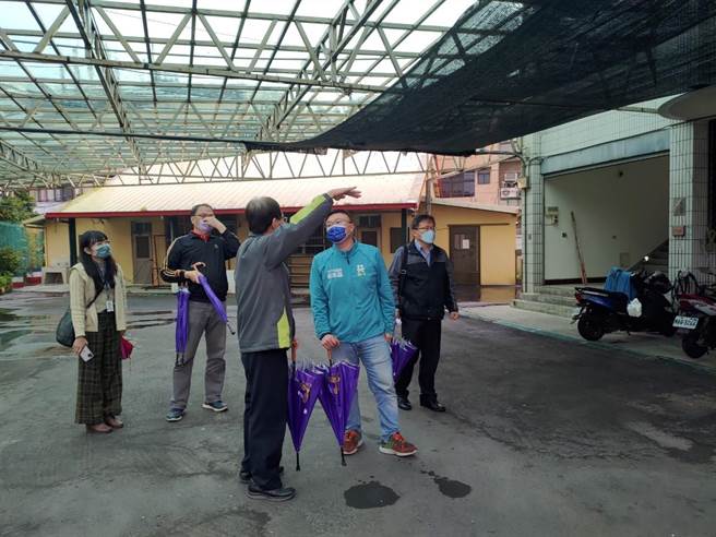 大安国小中央厨房将进行扩建，市议员施志昌今日前往会勘。(陈淑娥摄)