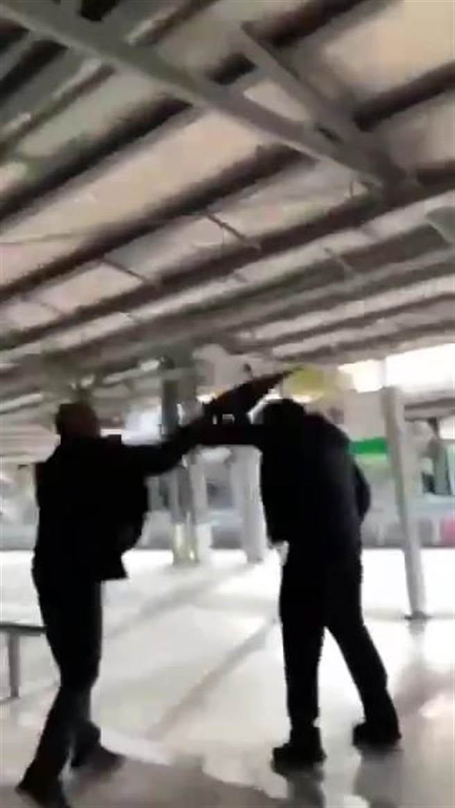 苗栗火车站20日下午发生酒醉江姓男子不满被吴姓副站长劝导戴上口罩，持雨伞攻击吴姓副站长。（读者提供／谢明俊苗栗传真）