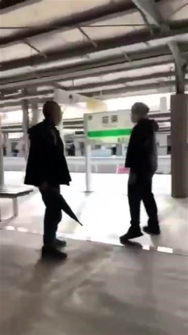 苗栗火车站20日下午发生酒醉江姓男子不满被吴姓副站长劝导戴上口罩，持雨伞攻击吴姓副站长。（读者提供／谢明俊苗栗传真）