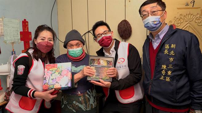 财团法人见贤思琪社会福利公益基金会今（21日）动员基金会志工和三重慈晖志工，致赠110位独居长者年菜、年糕及春节红包。（三重区公所提供）