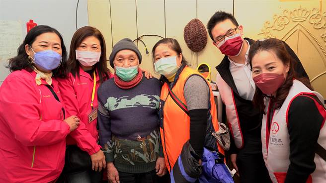 财团法人见贤思琪社会福利公益基金会今（21日）动员基金会志工和三重慈晖志工，致赠110位独居长者年菜、年糕及春节红包。（三重区公所提供）