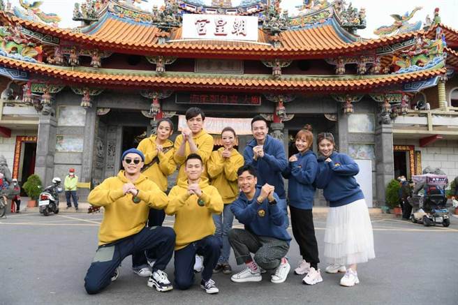 節目將由藝人組成龍虎兩隊星探團，分別到台南各地挖掘極具潛力的歌唱高手。（三立提供）