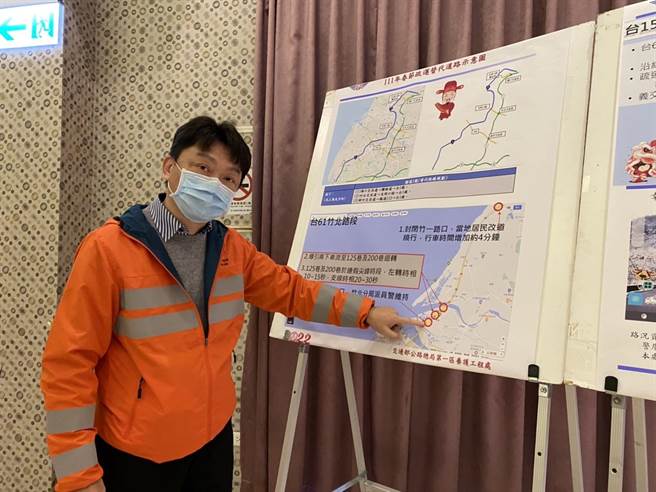 第一區養護工程處副處長陳俊堯提醒，民眾可避開台15線的交通熱門時段。（莊旻靜攝）