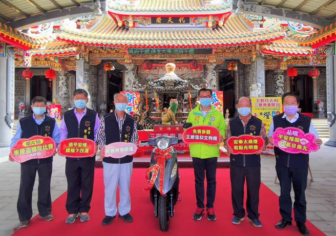 台南北门东隆宫掷筊PK大赛送机车，笑杯最多也有安慰奖。（刘秀芬摄）