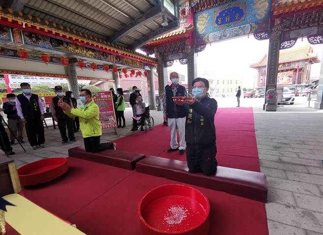 台南北门东隆宫掷筊PK大赛送机车，笑杯最多也有安慰奖。（刘秀芬摄）