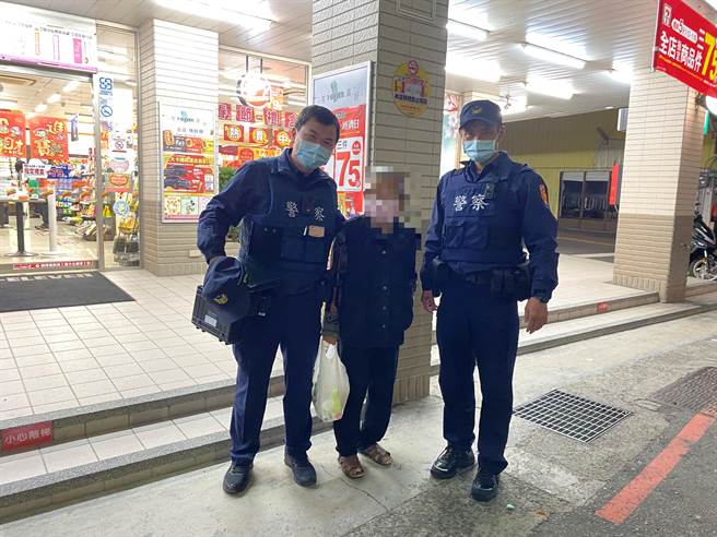 員警耐心搏感情40分鐘，老嫗終於說出兒名字，最後協助她順利返家。（清水警分局提供）