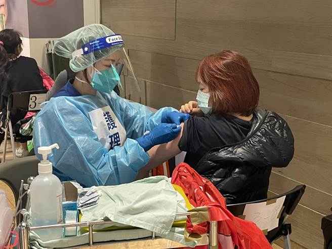 台北市副市长蔡炳坤今说明，北市京站随到随打昨天就打了248人，今天也会持续施打，而1月23日台北荣总也开出5千剂高端疫苗预约接种。（北市卫生局提供／游念育台北传真）