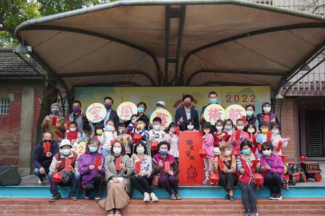 總爺藝文中心迎新春，每日有劇團、樂團接力演出，現場還有親子遊戲小火車、覓蜜市集、街頭藝人表演。(台南市文化局提供／劉秀芬台南傳真)