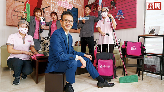 妈咪乐创办人兼总经理龙耀宗（右3）(骆裕隆)