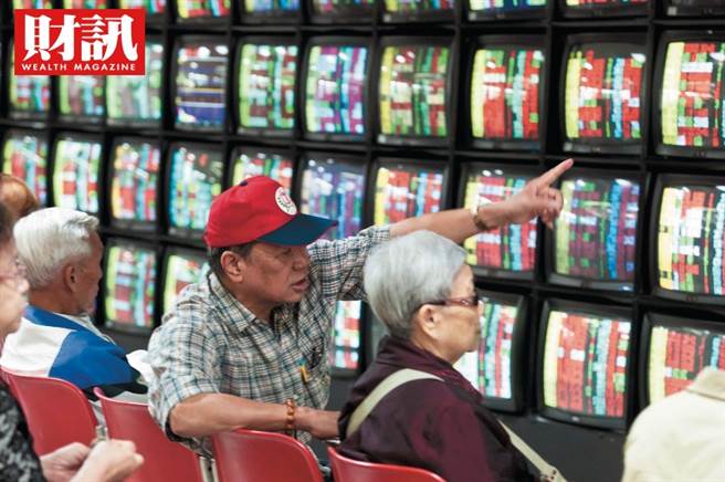 根據《財訊》報導，台股指數續創新高，但「拉積盤」效應卻讓中小型類股殺聲隆隆；這背後其實是兩股投資勢力的交錯，外資回來了，但本土資金卻轉趨保守。(圖/財訊提供)