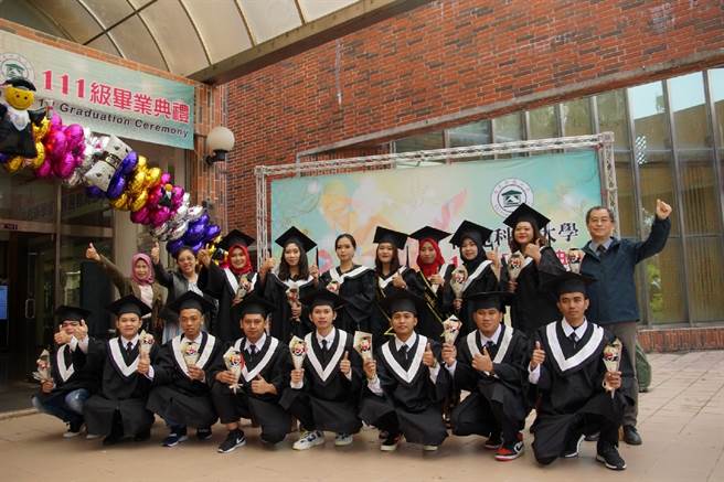 毕业生代表感谢在高苑科大的求学过程中师长对境外生的照顾，学到许多台湾文化。（图／高苑科大提供）